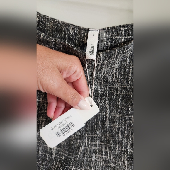 TWEED Fully Lined NEW w/tags Side zip shorts. Front pockets fringe detail.Blk/Wt - Picture 7 of 12